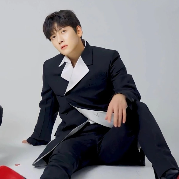 Popular photo full of fans’ love for Ji Changwook