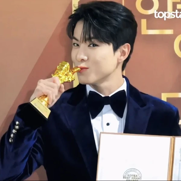 充滿粉絲愛的羅泰柱人氣照片