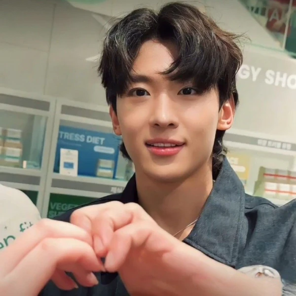 Popular photo full of fans’ love for Dex