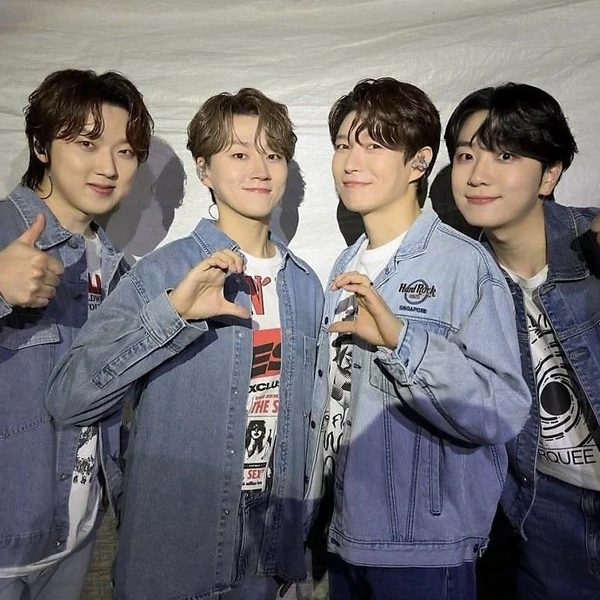 Popular photo full of fans’ love for Forestella