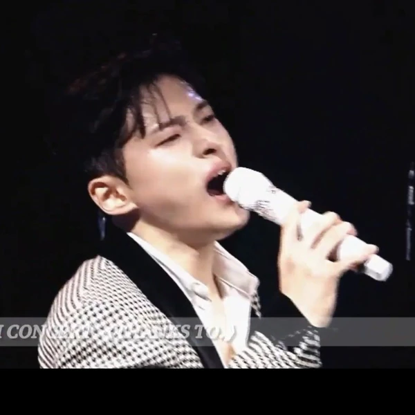 The most loved look of Seong Ri today