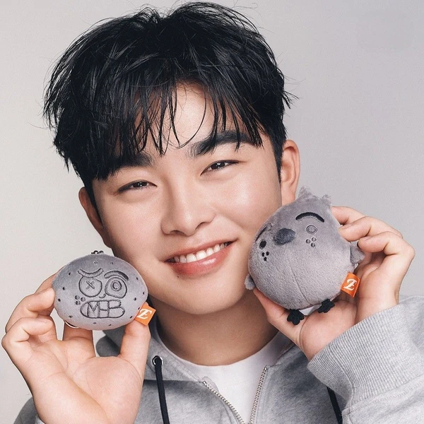 Foto profil populer Moon HyunBin yang disukai penggemar