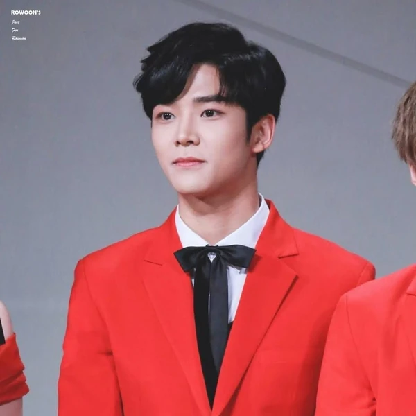 Foto populer Rowoon yang penuh cinta dari penggemar