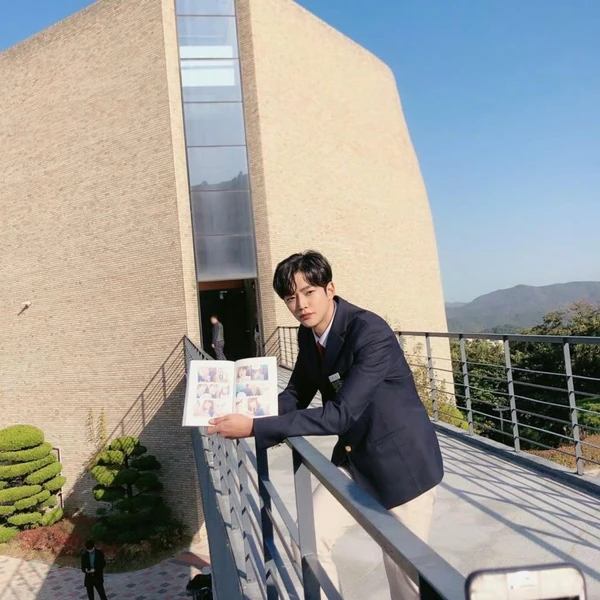 Foto populer Rowoon yang penuh cinta dari penggemar