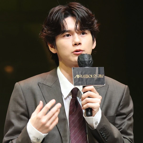 充滿粉絲愛的邕聖祐人氣照片