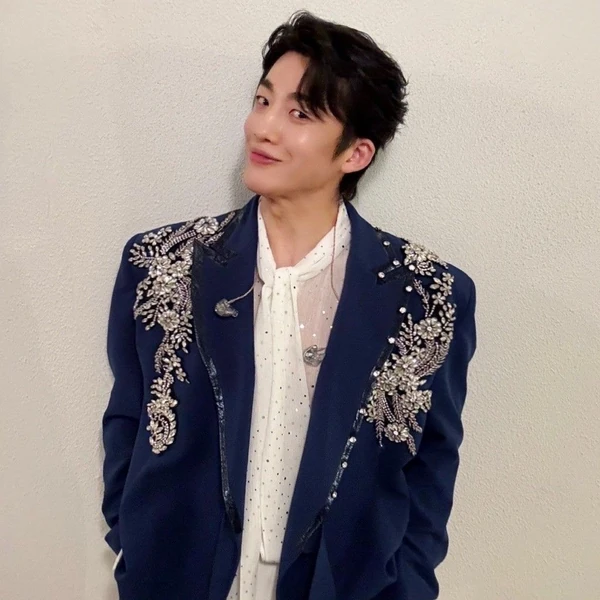 Popular photo full of fans’ love for Shin Seungtae