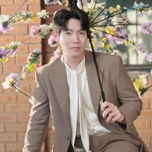 The most loved look of Son Taejin today