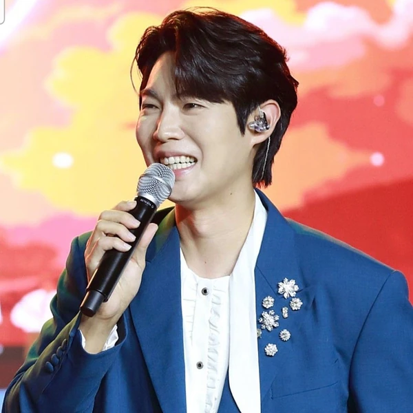 Popular photo full of fans’ love for Son Taejin