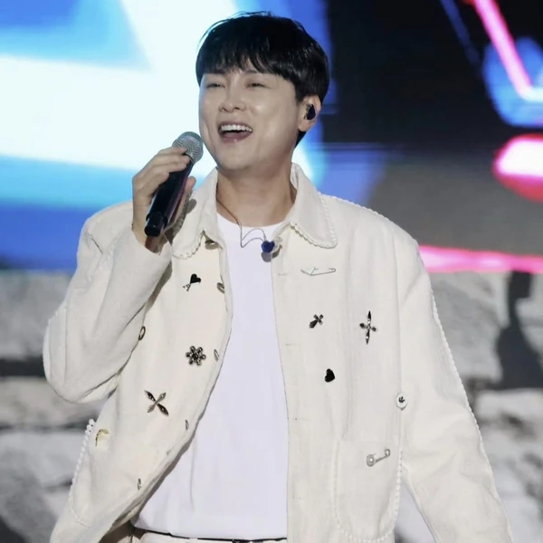 Foto populer Min Kyunghoon yang penuh cinta dari penggemar