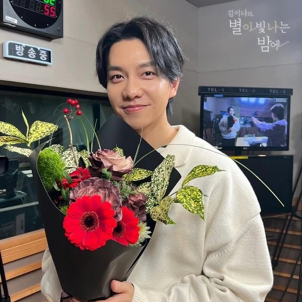 Foto populer Lee Seunggi yang penuh cinta dari penggemar