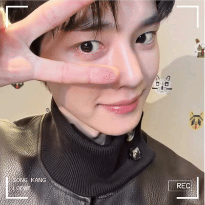 Popular photo full of fans’ love for Song Kang