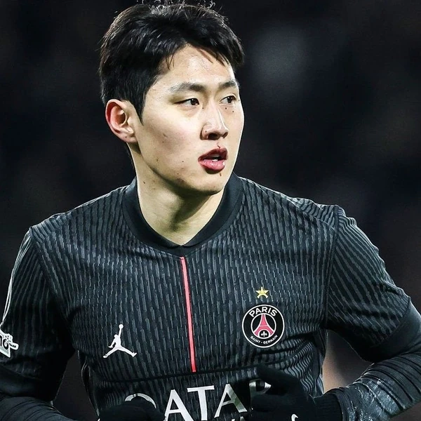 今天在Choeaedol Celeb中最閃耀的Lee KangIn代表照片