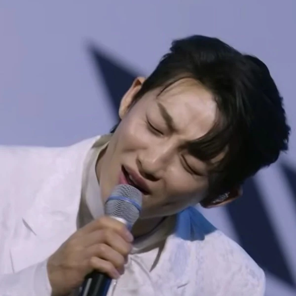 The most loved look of Shin Seungtae today