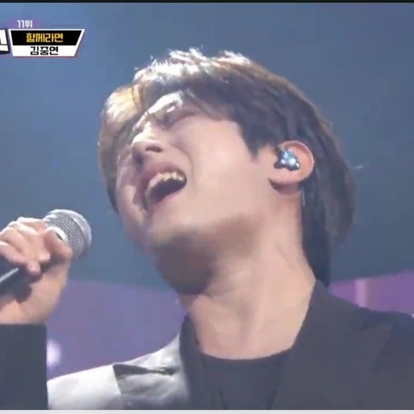 充滿粉絲愛的金俊賢人氣照片