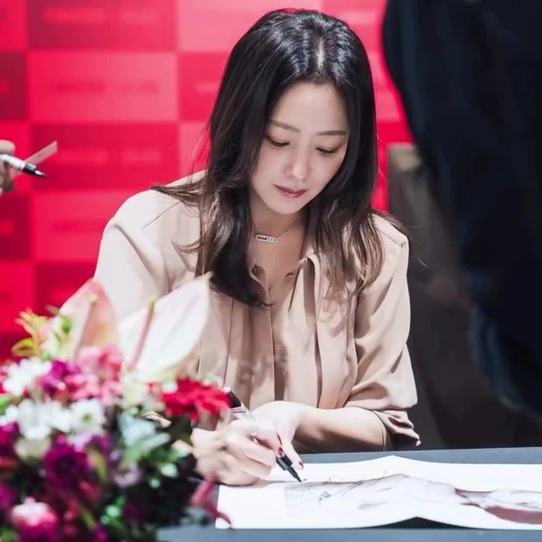 Popular photo full of fans’ love for Kim Heesun