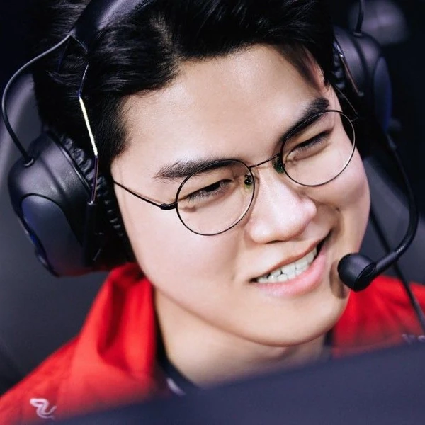 Today’s standout profile photo of Gumayusi on Choeaedol Celeb