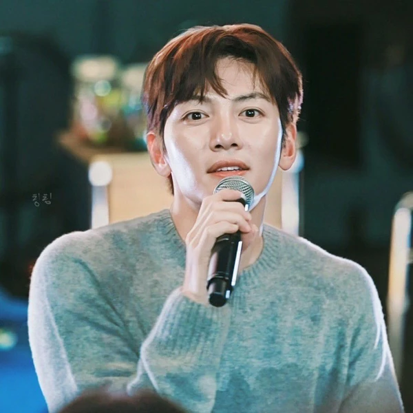 Popular photo full of fans’ love for Ji Changwook