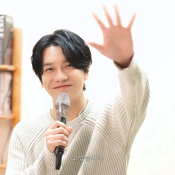 Foto populer Lee Seunggi yang penuh cinta dari penggemar