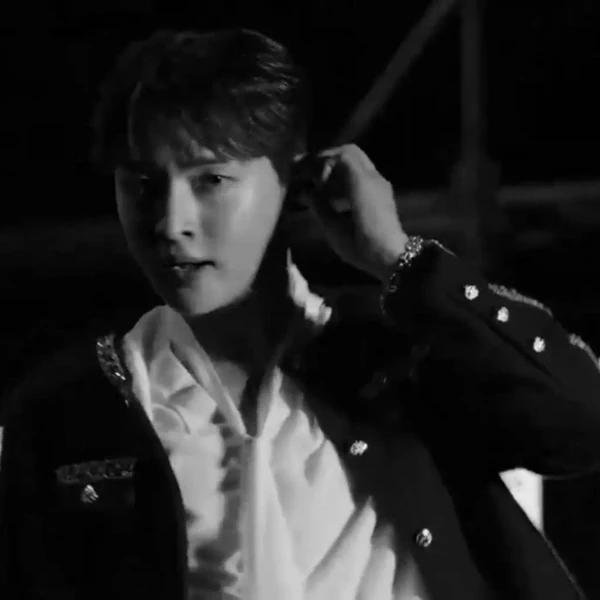 Popular photo full of fans’ love for Seong Ri