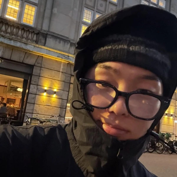 Popular photo full of fans’ love for Choi Hyunwook