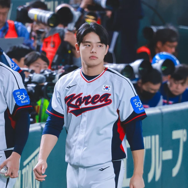 Popular photo full of fans’ love for Moon Dongju