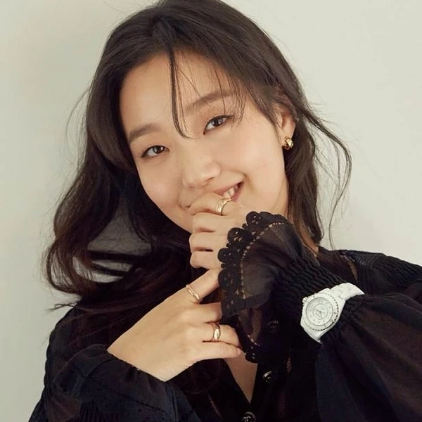 Foto populer Kim Goeun yang penuh cinta dari penggemar