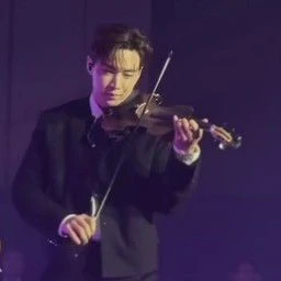 Popular photo full of fans’ love for Henry