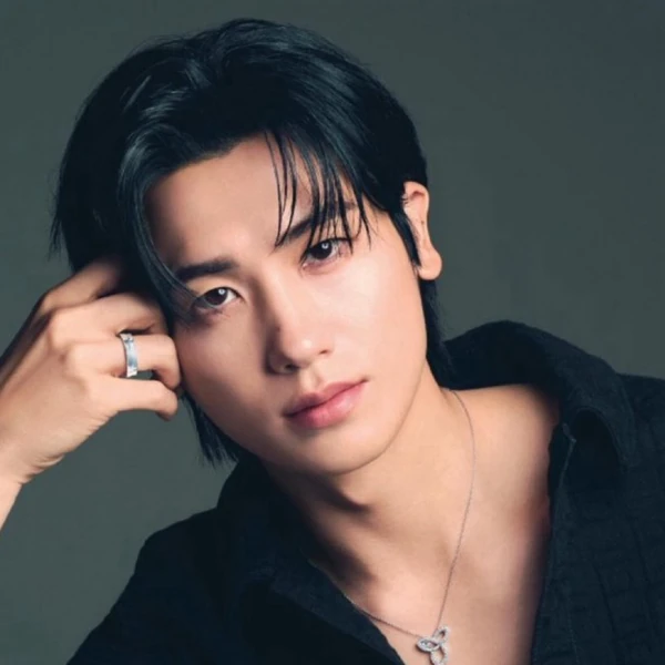 Popular photo full of fans’ love for Park Hyungsik