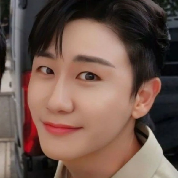 The most loved look of Young Tak today