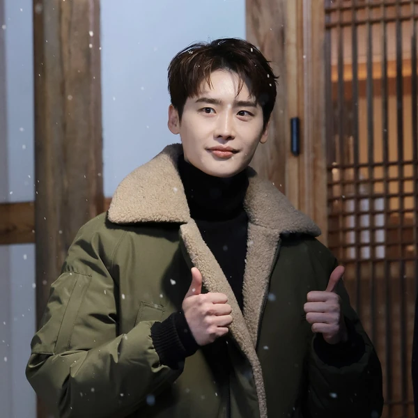 Popular photo full of fans’ love for Lee Jongsuk