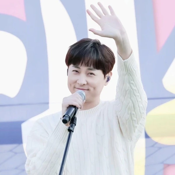 Popular photo full of fans’ love for Min Kyunghoon