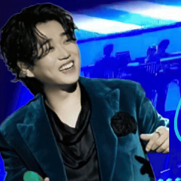 Popular photo full of fans’ love for Hwang Youngwoong