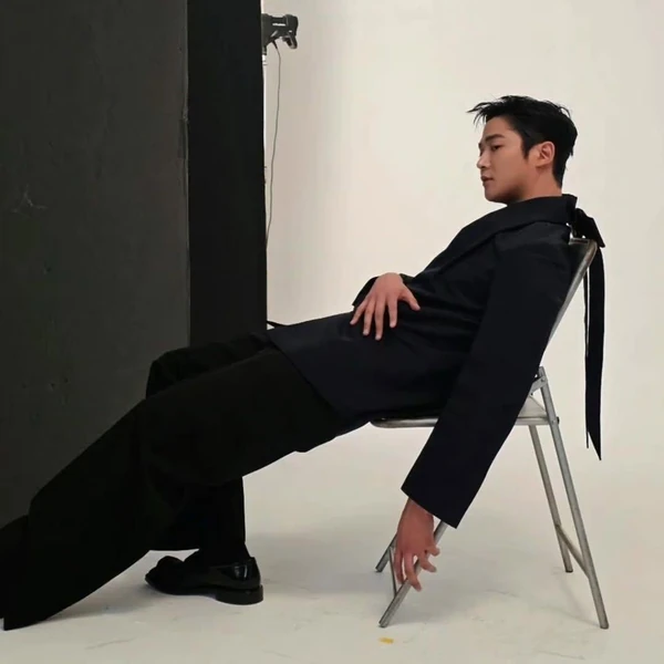 Popular photo full of fans’ love for Rowoon