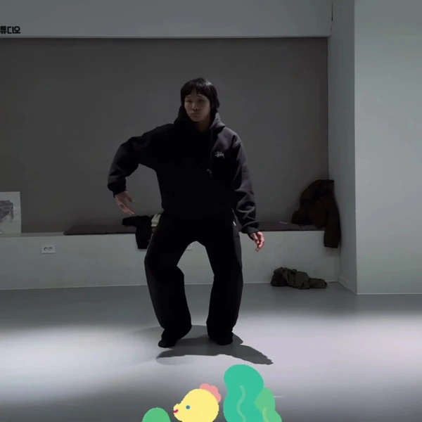 Popular photo full of fans’ love for Ki Moogan