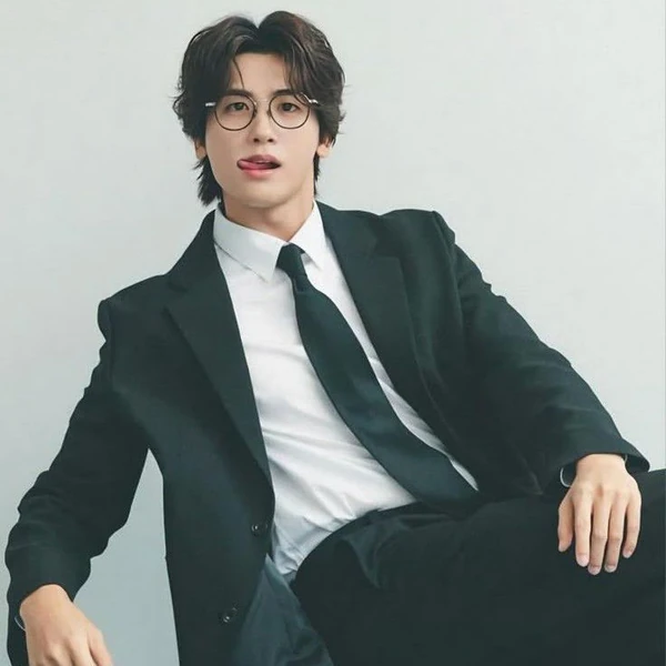 Popular photo full of fans’ love for Park Hyungsik