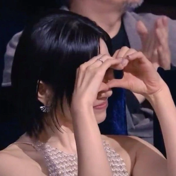 充滿粉絲愛的孫藝珍人氣照片