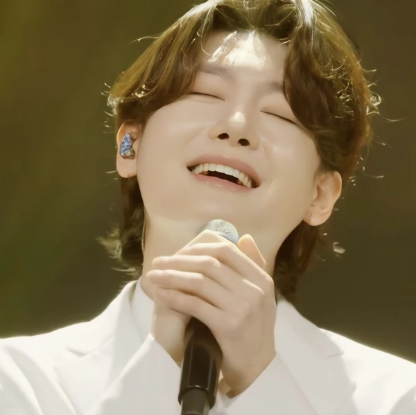 Popular photo full of fans’ love for Kim Yongbin