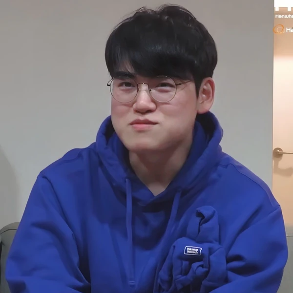 Foto profil terbaik Gumayusi hari ini di Choeaedol Celeb