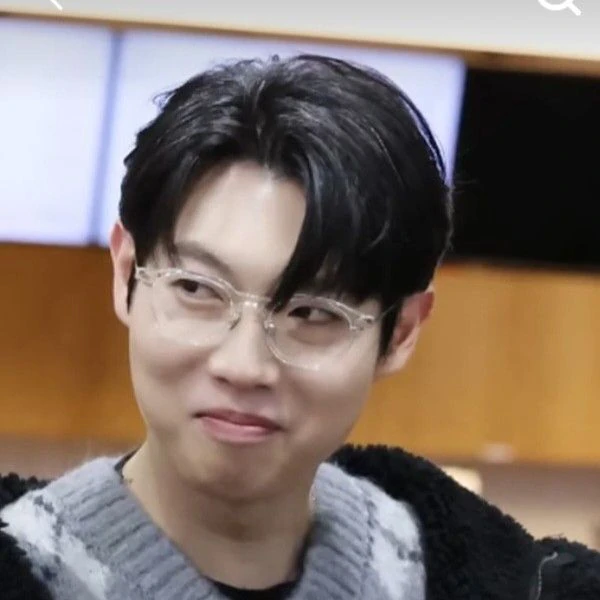 The most loved look of Son Taejin today