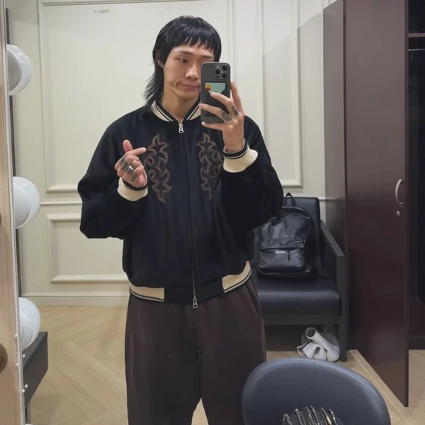 Popular photo full of fans’ love for Ki Moogan