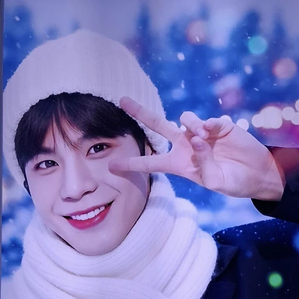 Popular photo full of fans’ love for Jeong Dongwon