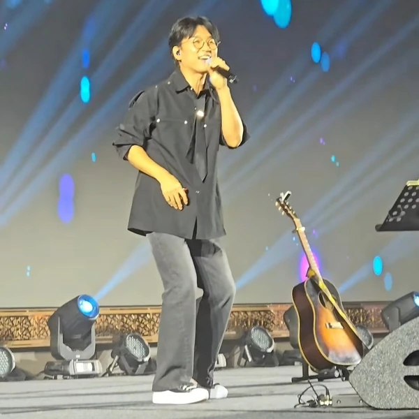 Popular photo full of fans’ love for Bak Changgeun