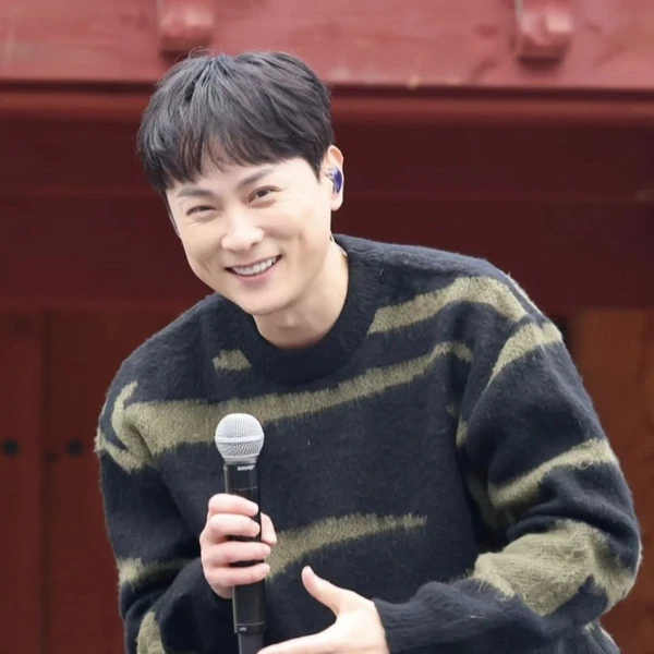 今天最受喜爱的闵庚勋模样