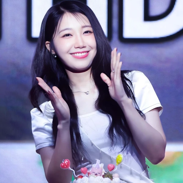 Popular photo full of fans’ love for Jung Eunji