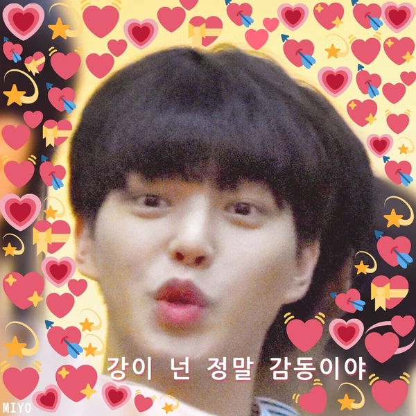 Popular photo full of fans’ love for Song Kang