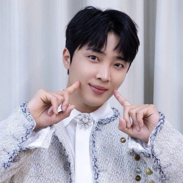 Popular photo full of fans’ love for Hwang Yunsung