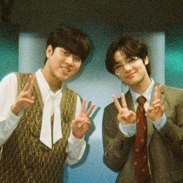 The most loved look of Lee Mujin today