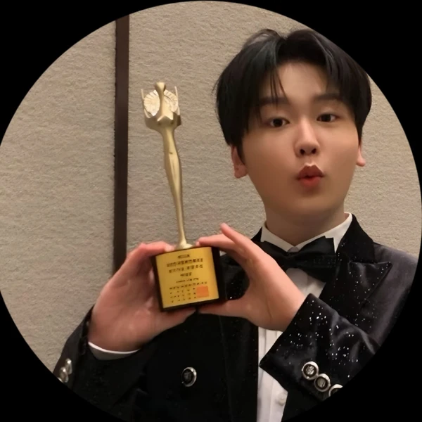 The most loved look of Park Sungon today