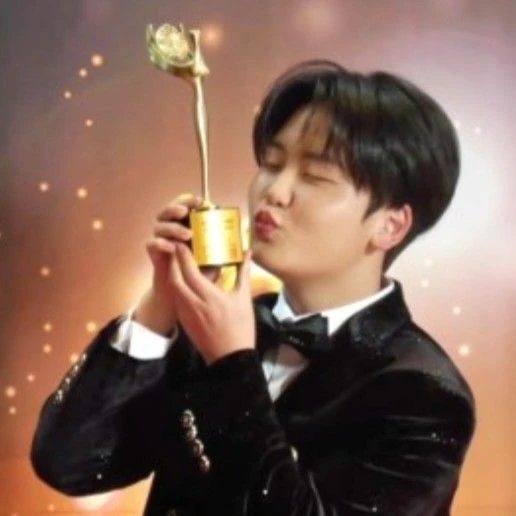 The most loved look of Park Sungon today