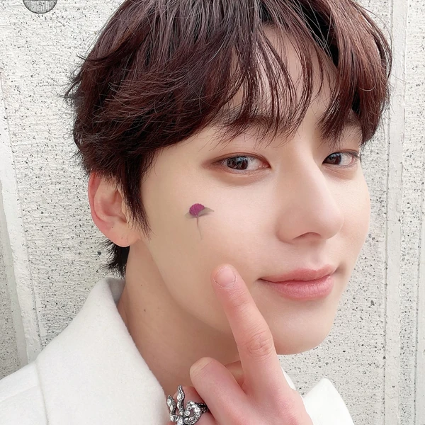 Popular photo full of fans’ love for Hwang Minhyun